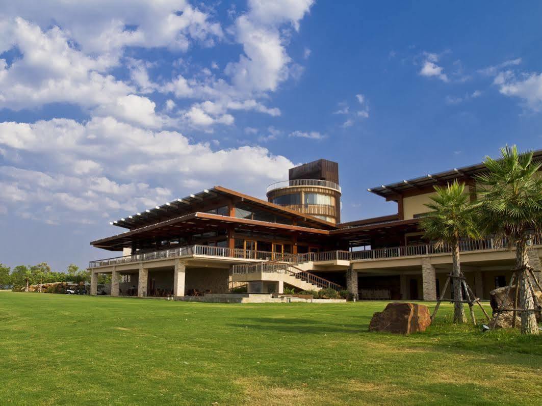 Mountain Creek Golf Resort & Residences Si Khio Exterior photo